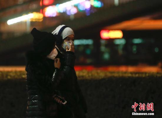 　　12月16日,，北京民眾戴防霧霾口罩出行。北京將在當日20時至21日24時啟動空氣重污染紅色預警,。中新社記者 杜洋 攝
