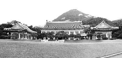 首爾中央政府大樓(左)與青瓦臺(右),。