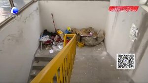 零距離·追蹤：?jiǎn)卧獦情T(mén)前垃圾已清理 住宅樓道內(nèi)垃圾仍存在
