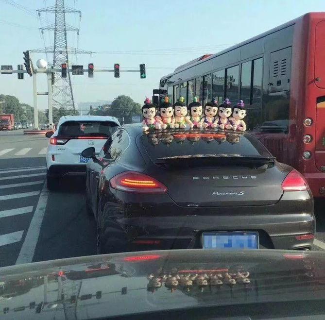 車(chē)主注意,！車(chē)上貼了這種東西,，引發(fā)事故要負(fù)全責(zé)