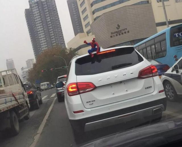 車(chē)主注意！車(chē)上貼了這種東西,，引發(fā)事故要負(fù)全責(zé)