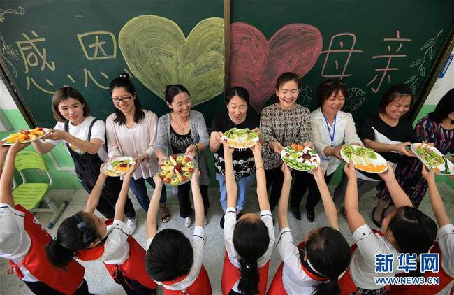 5月10日,，在河北省邯鄲市趙王小學(xué)開展的“感恩母親”主題活動中，學(xué)生將制作的水果拼盤送給媽媽,。