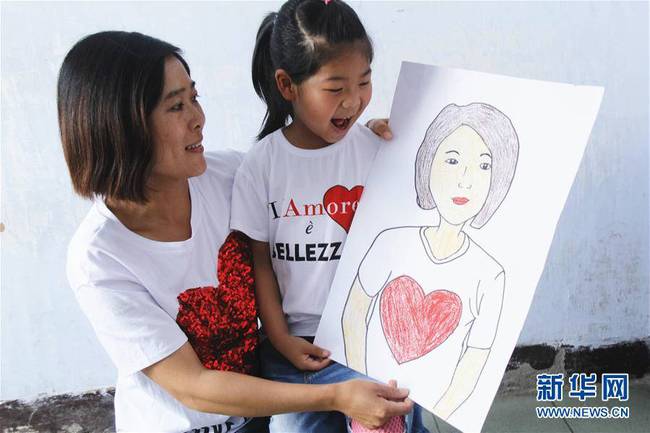 5月10日,，在河北唐山市豐潤區(qū)迎賓路幼兒園開展的“媽媽，我愛你”主題活動中,，陳悅寧小朋友將自己的繪畫作品送給媽媽作為節(jié)日禮物,。 新華社發(fā)（朱大勇 攝）